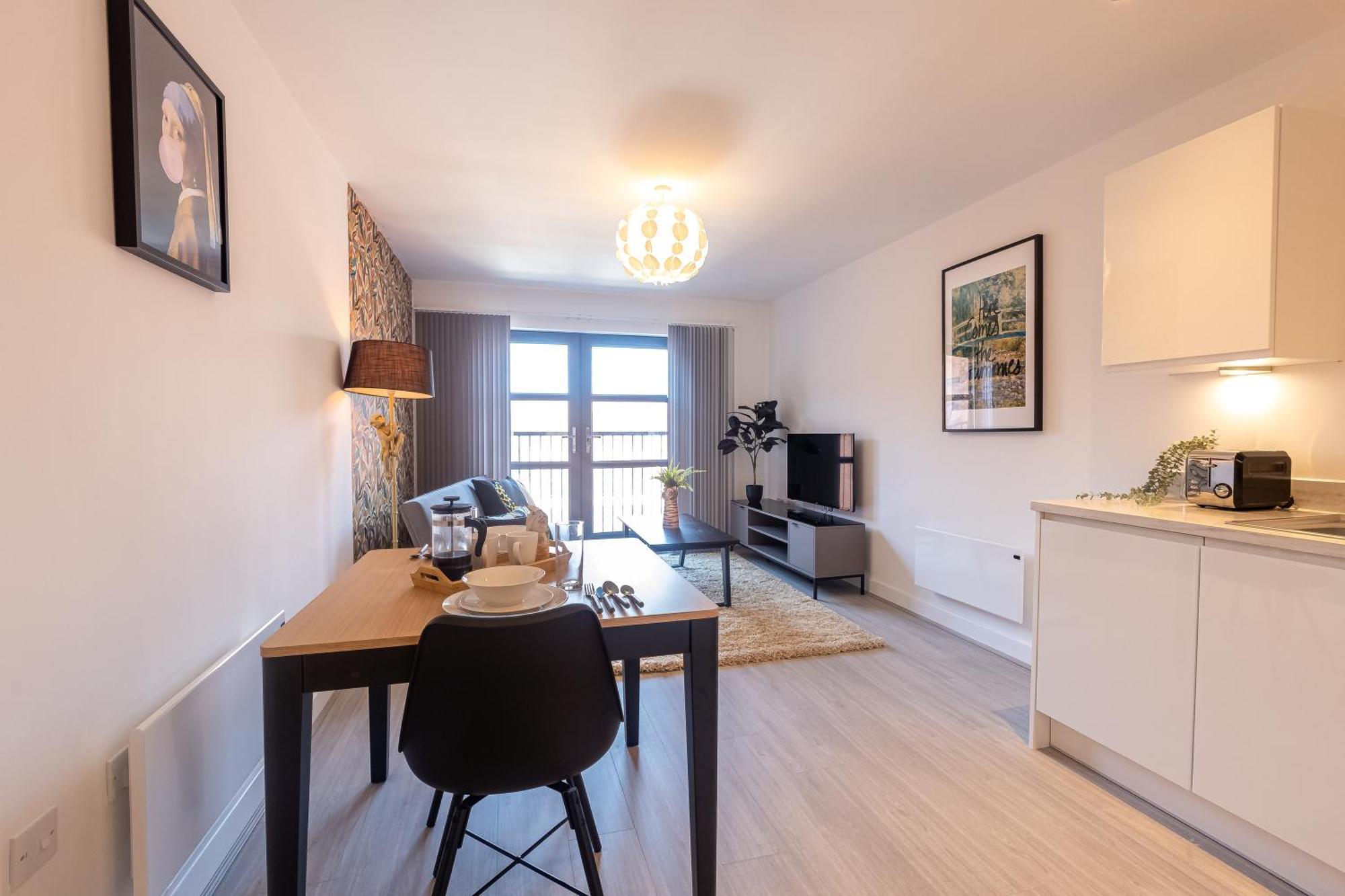 Pristine 1 And 2 Bedroom Near Business District By Belvilla Apartment